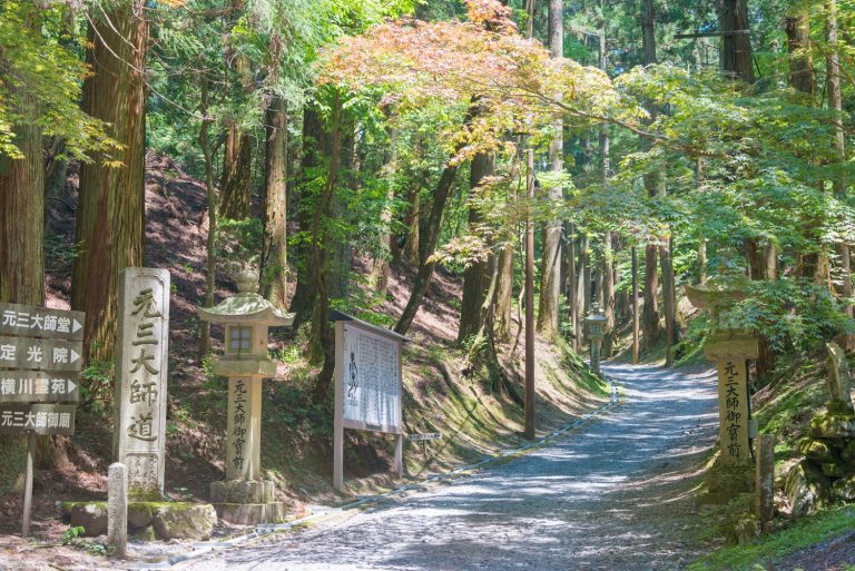 元三大師堂参道/比叡山ウェブ
